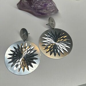 Lightweight metallic aluminum look starburst etched disc earrings post pierced